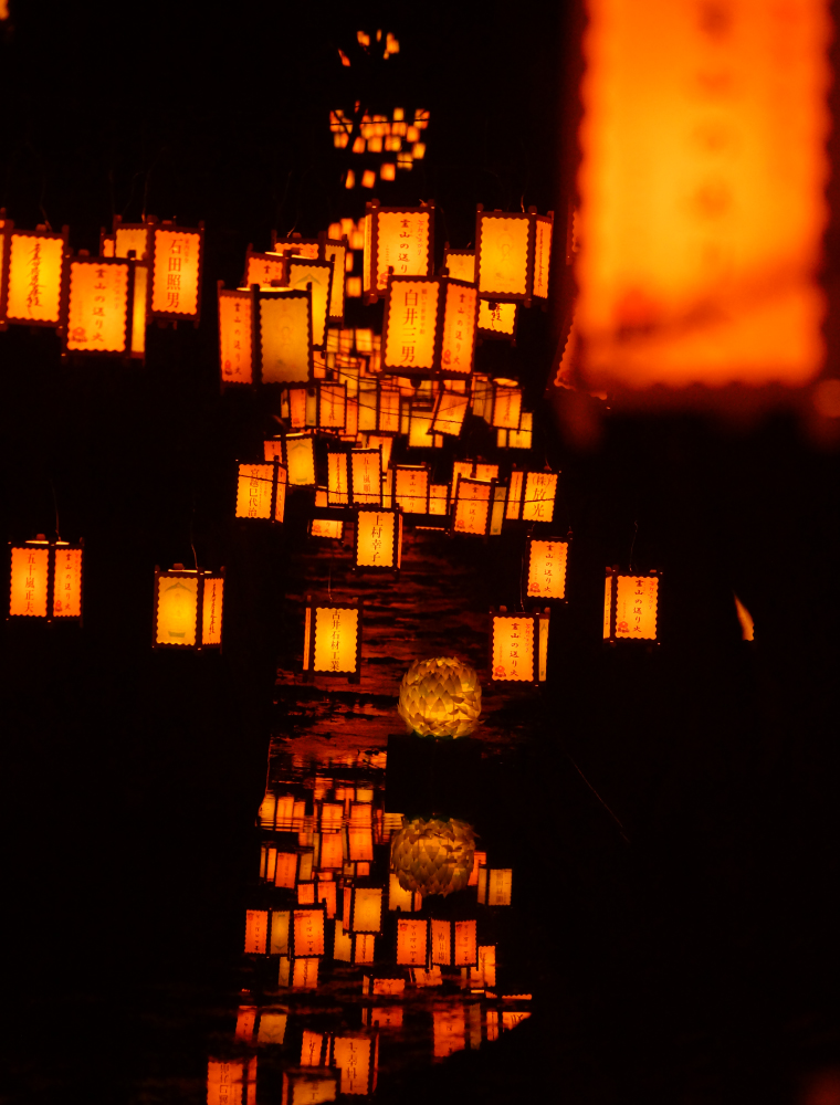 毎年夏の終わりに行われる妙光寺の送り盆。境内の川に並ぶ灯籠にあかりが灯されます