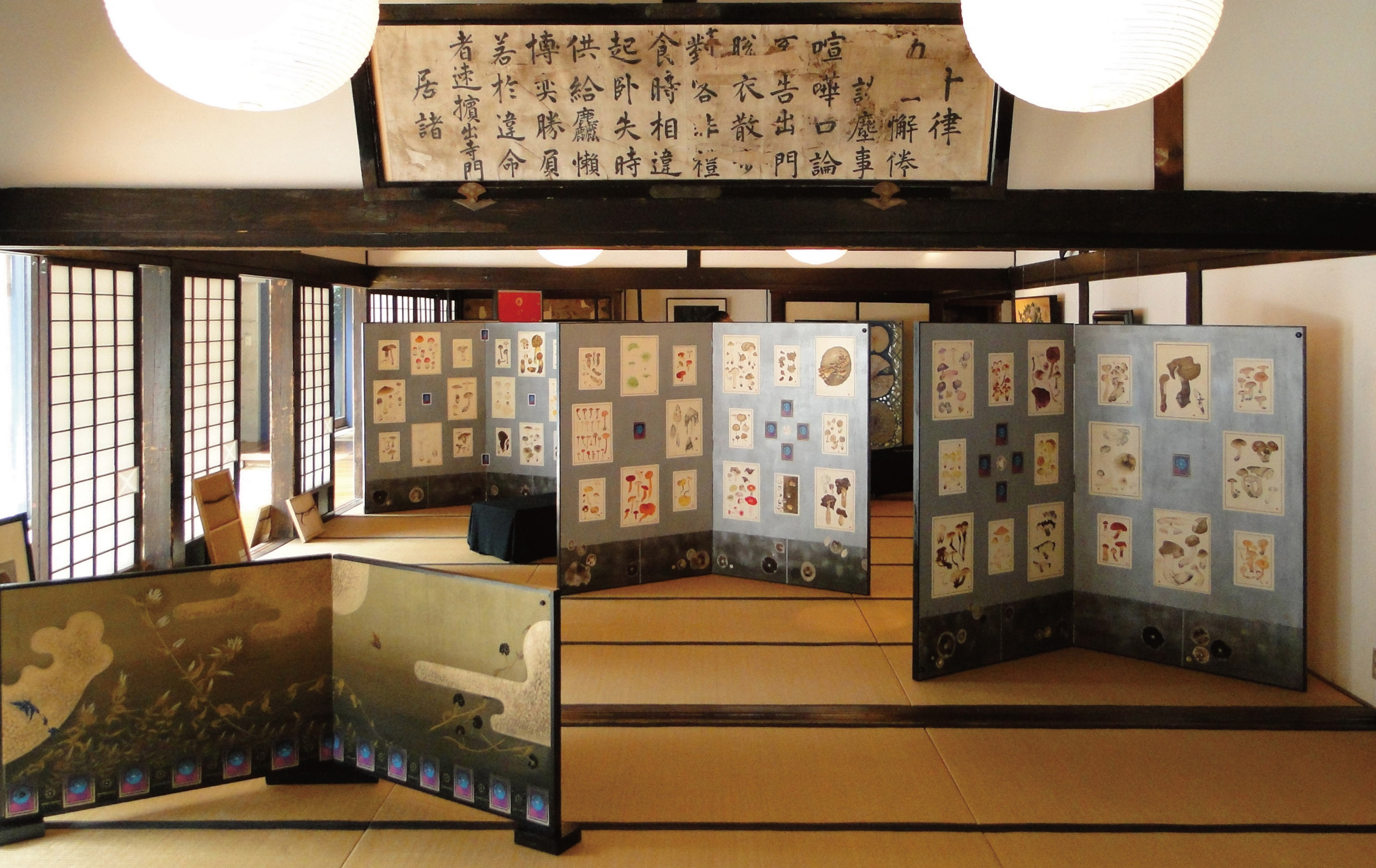 『渡辺隆次展』｜2013年10月10日～11月4日｜自然の草花やきのこの絵、甲州武田神社の天井画で知られる画家。独特の技法で描かれた作品は、客殿の雰囲気に溶け込んで、600人の来場者を楽しませた。