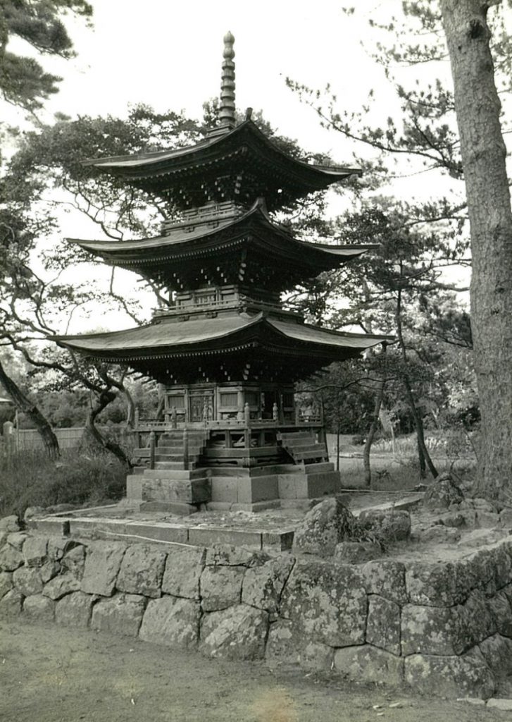 修復前の妙光寺三重塔