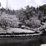 雪化粧の池と阿舎（妙光寺の冬）