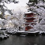雪景色の三重塔と池庭（妙光寺の冬）
